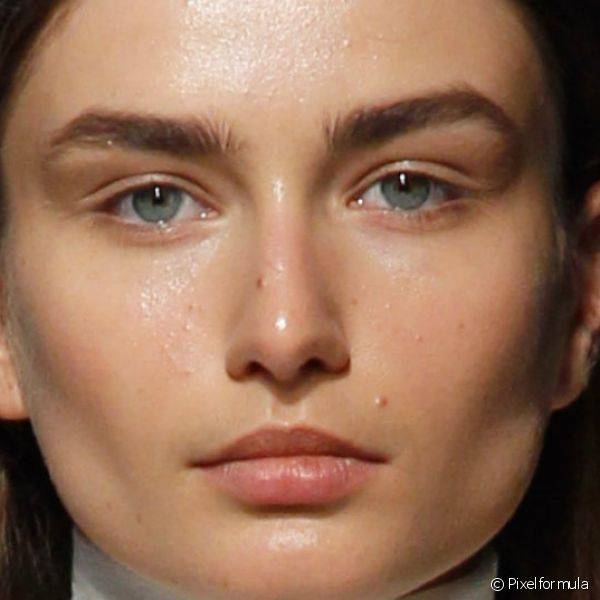 As sobrancelhas definidas chamaram a atenção no desfile de Barbara Bui durante a Semana de Moda de Paris